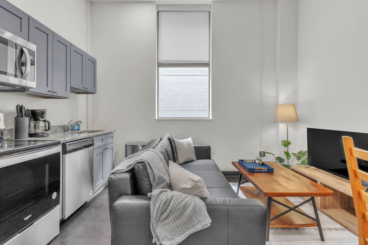 Full-sized fridge, microwave, oven, stovetop