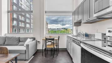 Appartement Deluxe, 1 chambre, non-fumeurs | Cuisine privée | Grand réfrigérateur, micro-ondes, four, plaque de cuisson