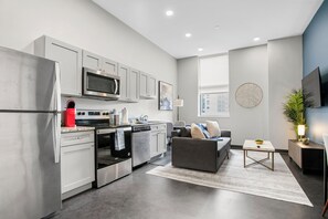 Apartament Deluxe, no fumadors | Cuina privada | Frigorífic gran, microones, forn i placa de cuina