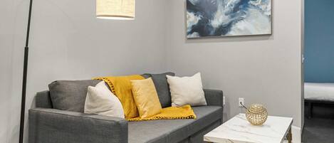 Apartamento Deluxe, 1 habitación, no fumadores | Zona de estar | Smart TV de 40 pulgadas con canales digitales