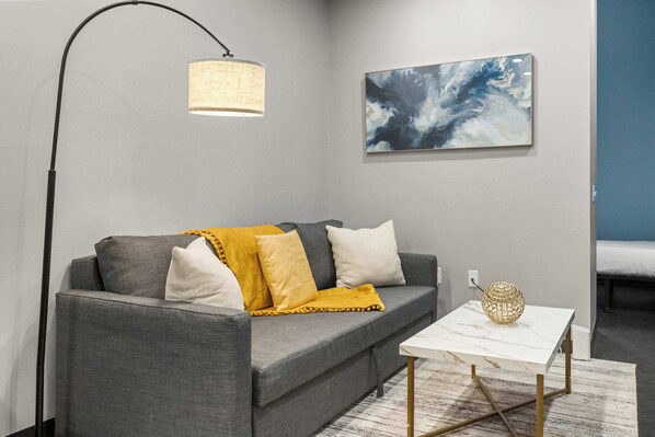Departamento Deluxe, 1 habitación, para no fumadores | Área de sala de estar | Smart TV de 40 pulgadas con canales digitales 