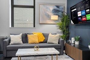Apartament Deluxe, 1 dormitori, no fumadors | Sala d'estar | Televisor intel·ligent de 40 polzades amb canals digitals
