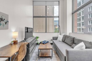 Departamento Deluxe, 1 habitación, para no fumadores | Área de sala de estar | Smart TV de 40 pulgadas con canales digitales 