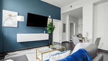 Appartement Deluxe, non-fumeurs | Coin séjour | TV connectée de 40 pouces avec chaßnes numériques