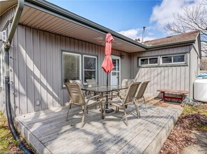 Outdoor dining - 5 min to the beach! Sun filled cottage in Turkey Point (Vittoria)