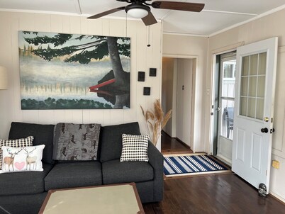 5 min to the beach! Sun filled cottage in Turkey Point