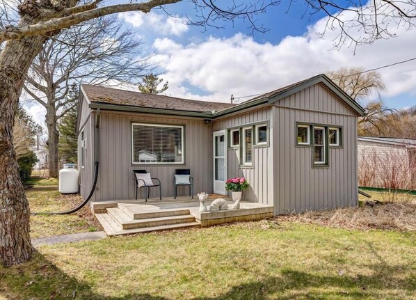 Exterior - 5 min to the beach! Sun filled cottage in Turkey Point (Vittoria)