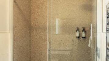 Dusche, Haartrockner, Bidet