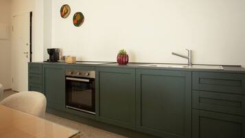Coffee/tea maker, fridge, microwave, oven