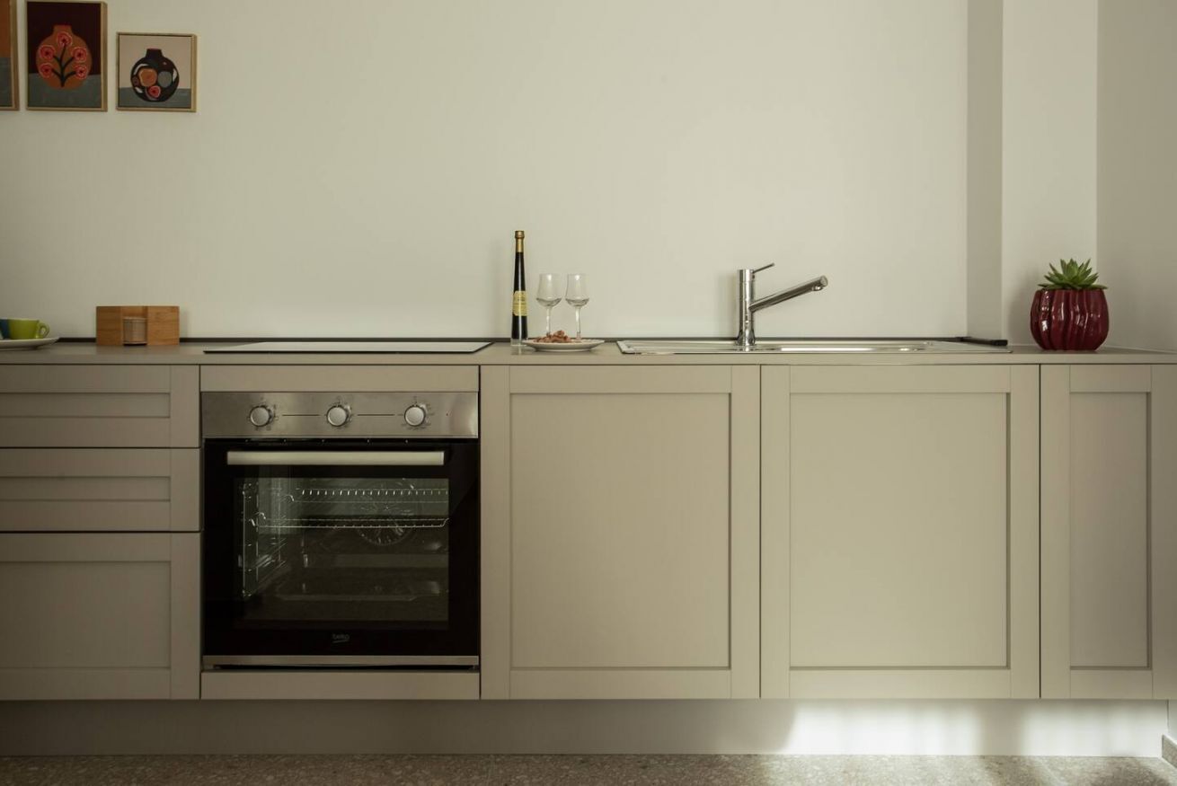 Coffee/tea maker, fridge, oven, stovetop