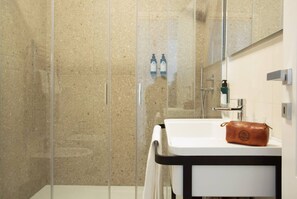 Shower, hair dryer, bidet - Palazzo Indaco - RESIDENZA RUBINO (Castel di Sangro)