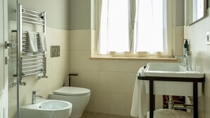 A modern bathroom with a toilet, bidet, and sink. - Palazzo Indaco - RESIDENZA SMERALDO (Castel di Sangro)