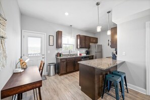 Réfrigérateur, four à micro-ondes, un four, surface de cuisson