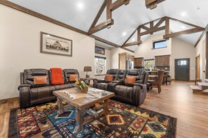 Smart-TV, Kamin, Tischfußball, Tischtennisplatte