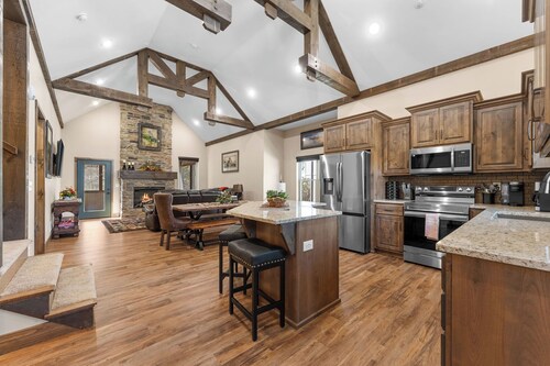 Private Heated year around Endless Swim pool & Hot Tub, Media Theater room NEW!