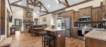 HUGE Private Heated Swim Spa • Game Room • 7BR/7BAEntire home  Work Space,