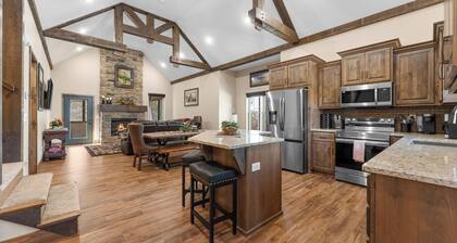 Private Heated year around Endless Swim pool & Hot Tub, Media Theater room NEW!