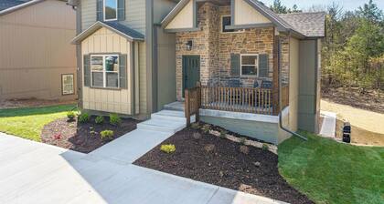 HUGE Private Heated Swim Spa • Game Room • 7BR/7BAEntire home Work Space,