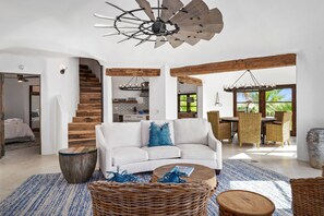 Smart TV, fireplace, stereo - Santorini House With Panoramic Palm Springs Views (Palm Springs)