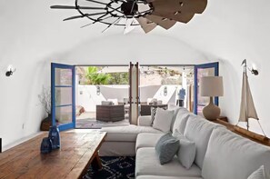 Smart TV, fireplace, stereo - Santorini House With Panoramic Palm Springs Views (Palm Springs)