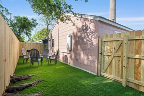 Outdoor dining - Cottage Row: Daphne (Laurel)