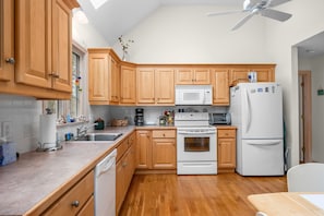 Fridge, microwave, stovetop, dishwasher