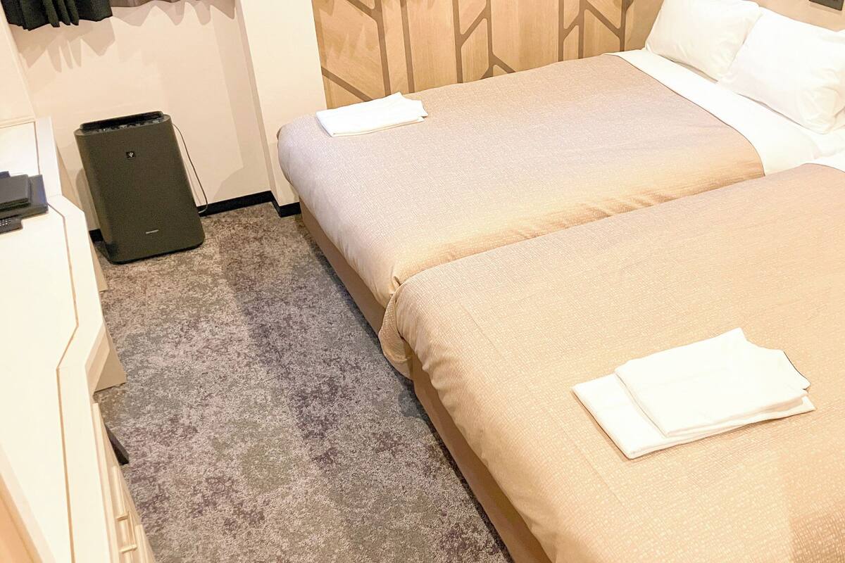 Desk, WiFi (free)