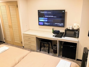 Twin Room, Non Smoking | Desk, free WiFi
