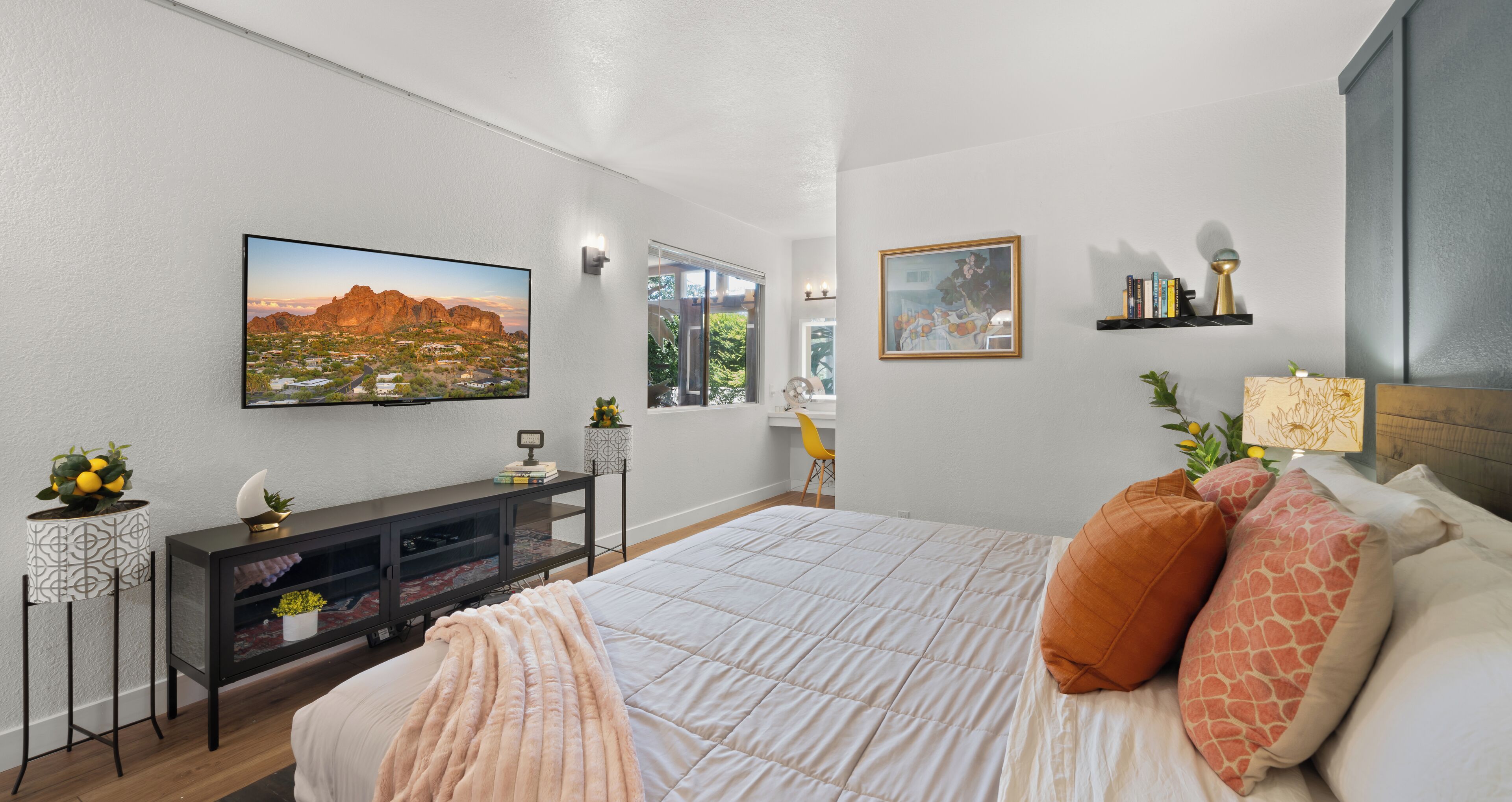 2 bedrooms, desk, iron/ironing board, WiFi