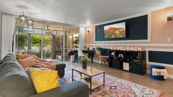 Smart-TV, Tischfußball, Bücher