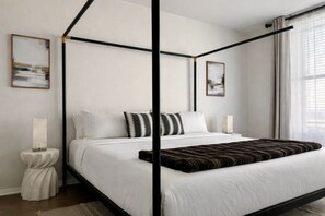 2 soverom, skrivebord, strykejern/-brett og reiseseng for barn