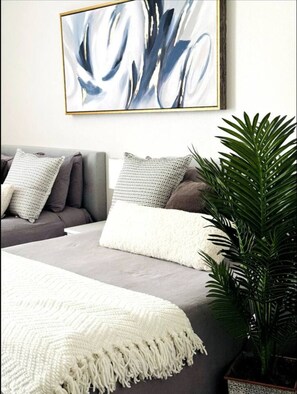 2 chambres, bureau, fer et planche à repasser, lit parapluie