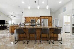 Kylskåp, mikrovågsugn, ugn och spishäll