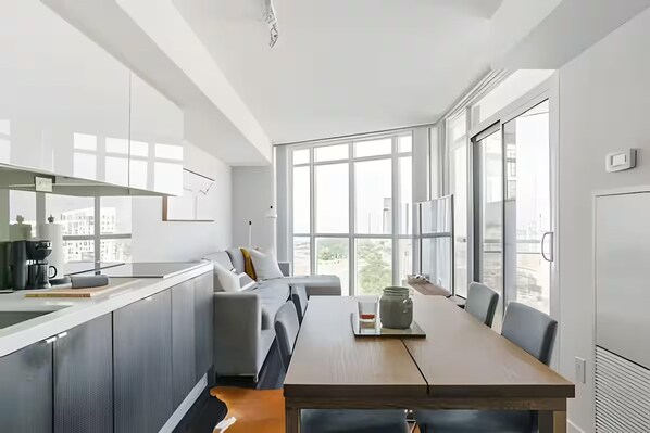 Premier Apartment, 1 King Bed with Sofa bed | Private kitchen - RivetStays - The Parade 2 (Toronto)