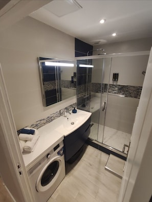 Douche, sèche-cheveux, bidet, serviettes fournies