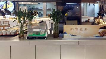 Daily buffet breakfast (CNY 108 per person)