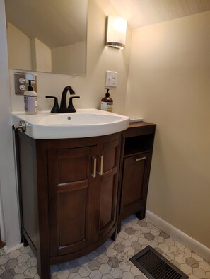 Douche, sèche-cheveux, serviettes fournies, savon