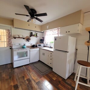 Frigorifero, microonde, forno, piano cottura