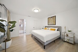 3 bedrooms, desk, iron/ironing board, travel crib