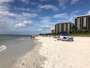 Ligstoelen aan het strand, strandlakens