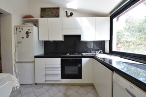 Réfrigérateur, micro-ondes, plaque de cuisson, lave-vaisselle