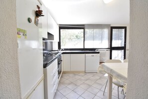 Réfrigérateur, micro-ondes, plaque de cuisson, lave-vaisselle