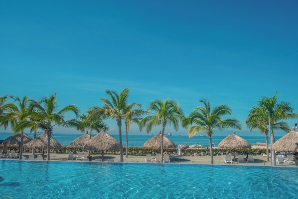 Outdoor pool - Charming seafront 2-bedroom apartment with AC, WiFi in delightful Santa Marta (Santa Marta)