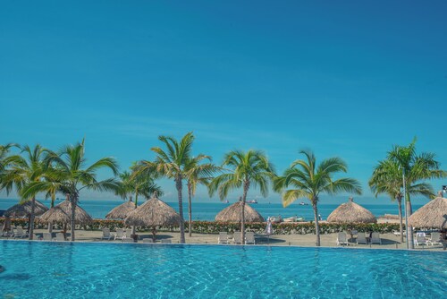 Charming seafront 2-bedroom apartment with AC, WiFi in delightful Santa Marta