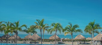 Charming seafront 2-bedroom apartment with AC, WiFi in delightful Santa Marta