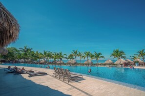 Outdoor pool - Charming seafront 2-bedroom apartment with AC, WiFi in delightful Santa Marta (Santa Marta)