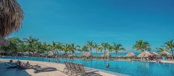 Charming seafront 2-bedroom apartment with AC, WiFi in delightful Santa Marta