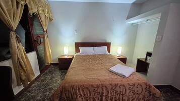 Habitación superior con 1 cama matrimonial o 2 individuales, balcón, vista al jardín | Caja de seguridad en la habitación y escritorio