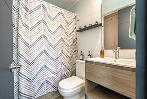 Sèche-cheveux, serviettes fournies, savon, shampoing