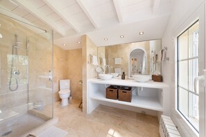 Een douche, een haardroger, handdoeken